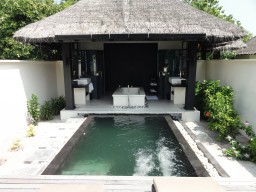 Luxus-Bad in den Beachvillen - Grosszügig offen gestaltete Beachvillen, jede mit eigenem Pool, bieten jedem Gast das ideale Mass an Privatsphäre.