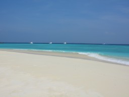 Dreamlike beach and sea scenery - The picturesque beach around the island offers a stunning view of the Indian Ocean.