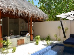 Beach-Bungalow - The rear area of each beach bungalow with the private pool and the cozy divan bed offers a perfect place of retreat.