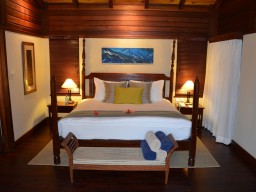 Enchanted-Privat Villa - Sleep like a king in one of the luxuriously furnished rooms.
