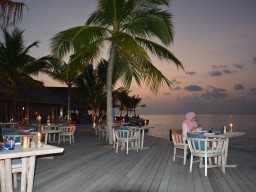 Hurawalhi Island & Spa, Canneli Restaurant in Abendstimmung