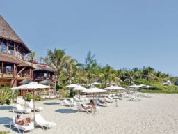 Strandbereich - Beim Strandbereich stehen den Gästen ausreichend Sonnenschirme und Liegen zur verfügung.