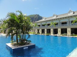 The St. Regis Mauritius Resort - Das Haupthaus vom St. Regis Resort, im 1. Stock befinden sich die Suiten. 