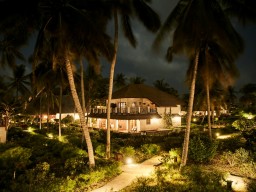 BREEZES Beach Club & Spa - Abend-Stimmung im Hotel mit romantischer Beleuchtung.