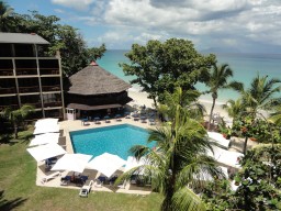 Hotelareal - Ausblick über den Poolbereich des Coral Strand Hotels