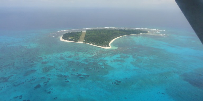 Denis Island aus der Luft - Blick aus dem Flugzeug auf die Insel.