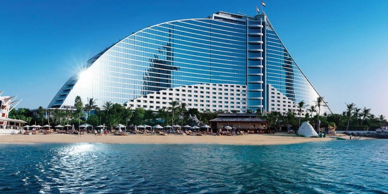 Jumeirah Beach Hotel - Vorderansicht des Jumeirah Beach Hotel mit dem privaten Strandbereich.